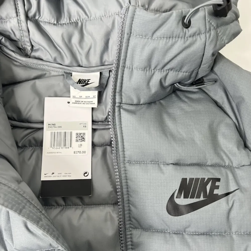 I’m selling my Nike hybrid grey jacket. It’s sold out worldwide because Nike discontinued it, after 2020. My starting Price is 140£ , for obvious causes, but I’m  open for offers and negotiations. Cheers!. Jackor.