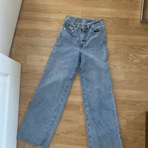 Vintage byxor - Jätte fina Wide leg jeans med Perfekt skick knappt använd utan några skador. Mått finns på bilderna.