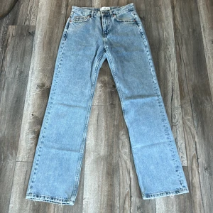 Ljusblåa bootcut jeans - Sjukt snygga ljusblåa jeans från Mango!! Nästan helt oanvända. De är medelhöga i midjan och är bootcut
