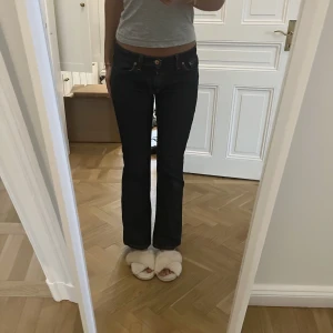Lågmidjade vintage levis - Mörkblå lågmidjade vintage Levis bootcut jeans. Min mammas gamla men får tyvärr ingen användning av dom längre. 