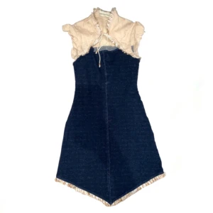 Jeansklänning - Super söt jeansklänning som jag ALDRIG använt! Väldigt stretchigt material med skjortliknade tyg/detalj uppe vid halsen. Perfekt till ett par cowboy boots!