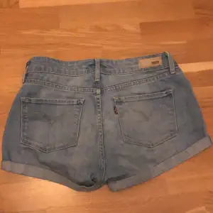 Jätte snygga low-waist ljusblå Levis shorts, köpta på second hand och bara använda några gånger. Det är två små hål på insidan där jag har haft skosnören innan. Mått: längd 27cm, midja 27 cm, Skriv om ni vill ha fler bilder eller undrar nått💗🫶🏻