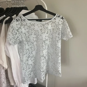 genomskinlig topp - Ljusblå mönstrad genomskinlig topp, skriv vid frågor eller fler bilder☺️