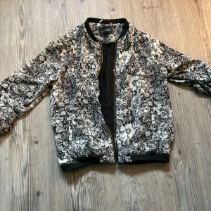 Jacka  - Innejacka snygg i paisley 