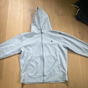 Ralph lauren zip - Säljer min zip hoodie ifrån ralph lauren 10/10 skick förutom en liten rip i armen som man kan se på bild tre pris kan diskuteras vid en snabb affär 