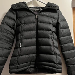 Dunjacka Everest - En fin svart dunjacka från Everest. Mycket bra skick. Använd en säsong.