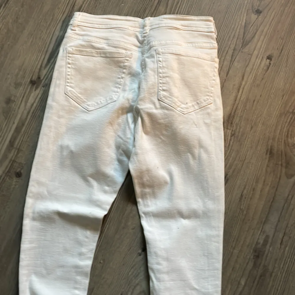 Vita snygga jeans med detaljer . Jeans & Byxor.