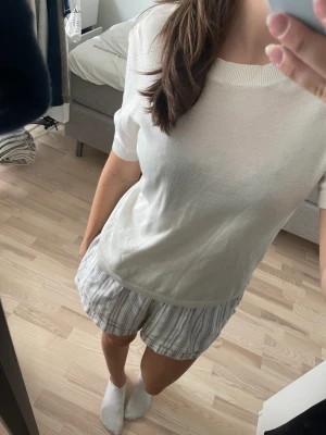 STICKAD TSHIRT 🤩 - Super snygg stickad tshirt ifrån Lindex, som nästan aldrig har kommit till andvändning, kontakta mig vid eventuella frågor 💖