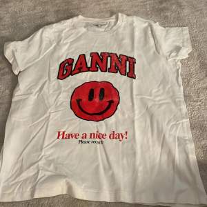  Säljer min jättesnygga Ganni tröja då jag inte använder den så mycket i väldigt bra skick inte säker på ny pris men köparen står för frakt💗