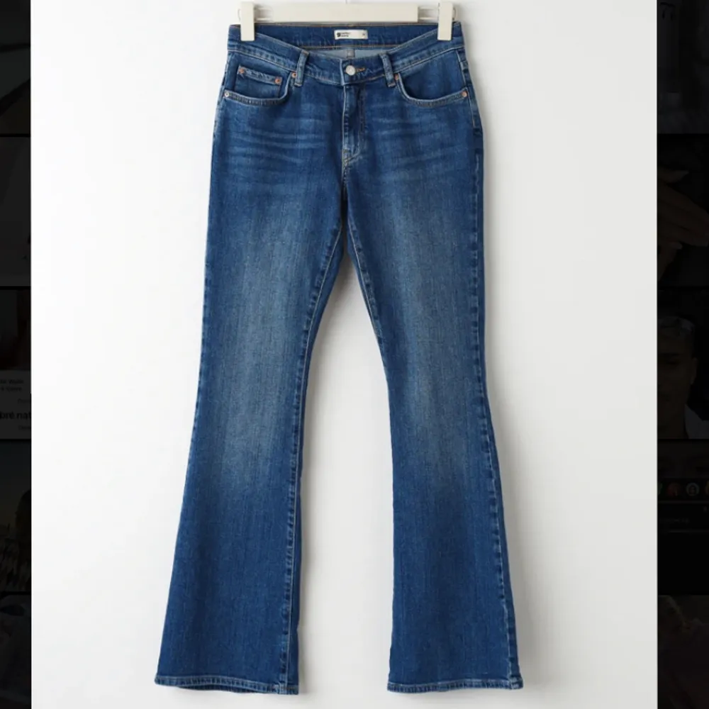 Säljer mina helt nya lågmidjade bootcut blåa jeans eftersom att jag fick fel storlek. Kostar 499kr på Gina Tricot.. Jeans & Byxor.