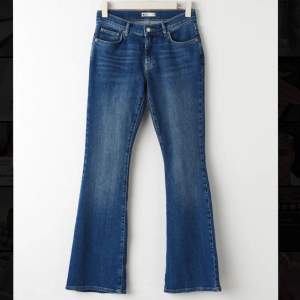 Säljer mina helt nya lågmidjade bootcut blåa jeans eftersom att jag fick fel storlek. Kostar 499kr på Gina Tricot.