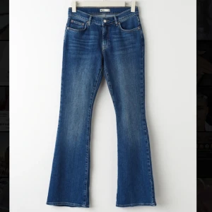 Low waist blue jeans - Säljer mina helt nya lågmidjade bootcut blåa jeans eftersom att jag fick fel storlek. Kostar 499kr på Gina Tricot.