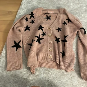 Zadig valtaire - Säljer min snygga Zadig tröja då den inte kom till användning super bra skick nästan alldrig använd ny pric 3000 köparen står för frakt 💗