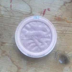 Revolution Highlighter  - Guldig highlighter, använd  ganska ofta men inte nu längre, sälj för att den inte används❤️❤️❤️