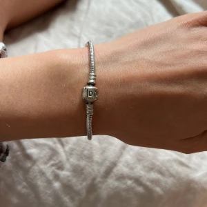 Pandoraarmband  - Berlockarmban från pandora i äkt sterling silver. Det är storlek 18. Armbandet är väldigt fint, men det har blivit för stort för mig. På armbandet medföljer en berlock som det står ”Dream” på ❣️