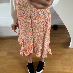 En lång kjol med blommor 🌷💞 - En fin lång kjol från Vero Moda med blommor på.💞Kjolen är i Xs men passar även folk med S.💛💜⭐️Gällande frågor skriv till mig i dm!💋