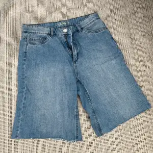 jeans shorts som är knä längd. använd 1 gång. 