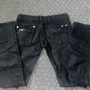 Vintege jeans - Så snygga jeans, köpta second hand och lappen är bortklippt så vet inte den exakta storleken men skulle säga att dom är i strl XS, köparen står för frakten💗