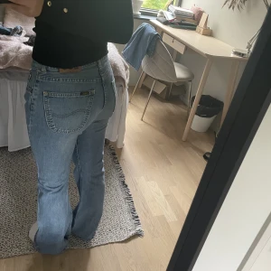 Lågmidjade jeans - Säljer mina skitsnygga lågmidjade Lee jeans som tyvärr är för långa för mig💗