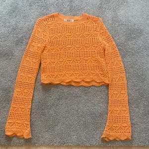 Orange stickad tröja som är stickad och köpt från new yorker. 