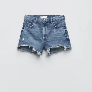 Säljer mina jättefina blåa jeansshorts från zara, som är helt slut i lager. Säljer då dem var försmå när jag beställde dem. Jättebra skick och perfekta tills somaren! Tvättas såklart innan dem säljs! Köpta för 359kr 💞💞