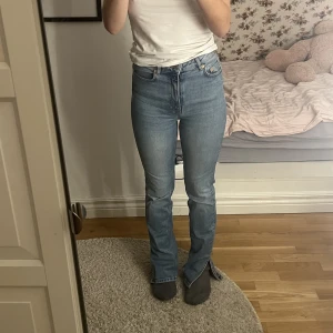 Jeans  - Säljer dessa fina jeansen med slits från Lager 157. Bra skick🩷