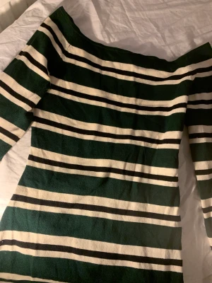 Tröja - En randig tröja från hm, använd en gång i ny skick.