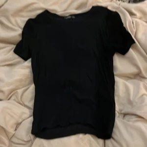 Svart T-shirt  - En svart Tröja i storlek L. Men vill säga att den är mer i storlek M. Aldrig använt. 