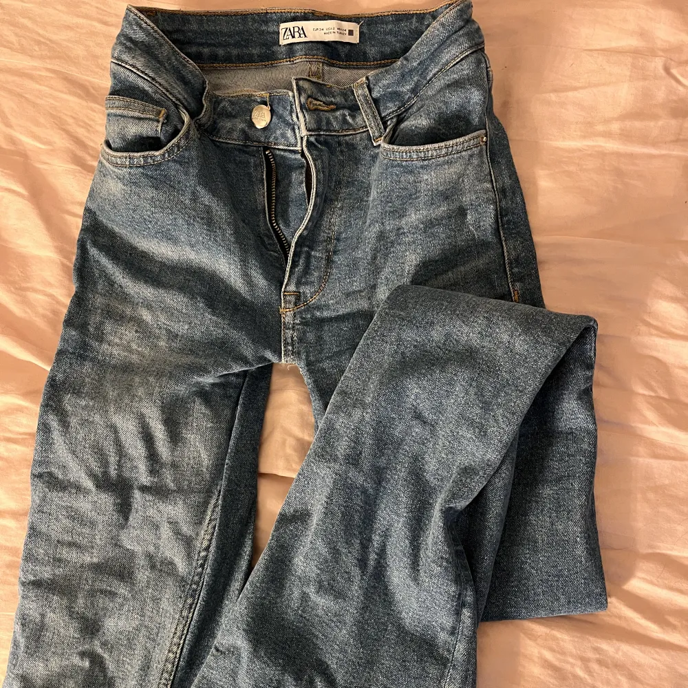 Lågmidjade bootcutjeans från Zara🤍. Jeans & Byxor.