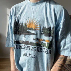 Retro Oversized T-shirt - En retro tisha från ASOS. Bra kvalité. Snygg mudd runt halsen. Dock för stor för mig därav säljes. Använd en gång. Storlek XS, sitter som L. Axlar 60 cm, längd 71 cm. För fler bilder eller mer mått kontakta mig 😁