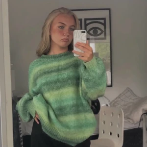 stickad tröja - jättesöt stickad tröja i storlek m skulle jag säga men hittar ingen lapp! frågor privat:)