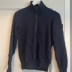 En marinblå zip tröja från stone island junior i storlek 170. Använd fåtal gånger.  Säljer för 1000 kr + frakt