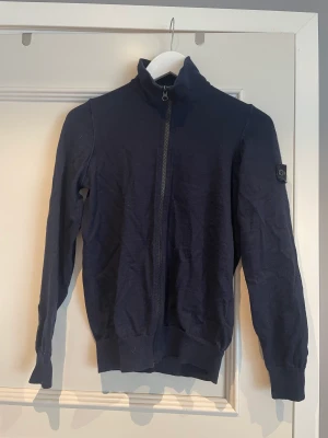 Zip tröja  - En marinblå zip tröja från stone island junior i storlek 170. Använd fåtal gånger.  Säljer för 1000 kr + frakt