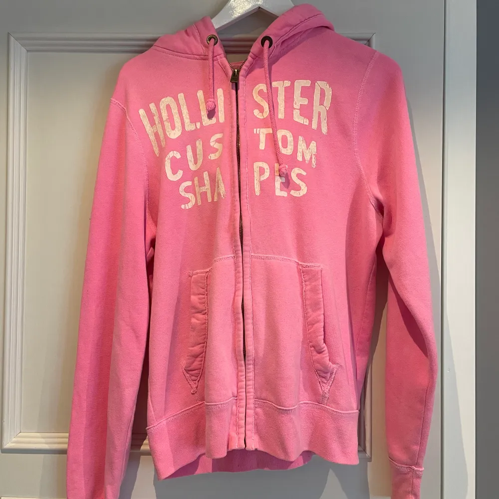 En rosa zip hoodie från hollister i storlek M. Använd flertal gånger.  Säljer för 50 kr + frakt. Hoodies.