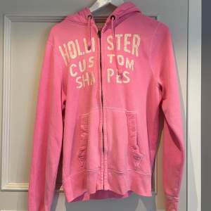 En rosa zip hoodie från hollister i storlek M. Använd flertal gånger.  Säljer för 50 kr + frakt