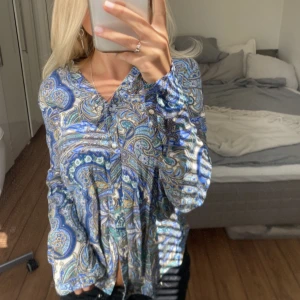 Mönstrad blus - Säljer denna mönstrade blus. Har du någon fråga är det bara att höra av dig🫶🏻