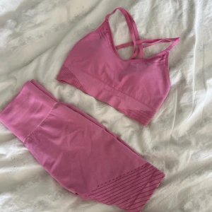 Tränings set - Från joy lab. Oanvända. Superskönt material som formar fint. Ribbat. Krossat i ryggen. Frakt tillkommer. Säljer också i grönt. 