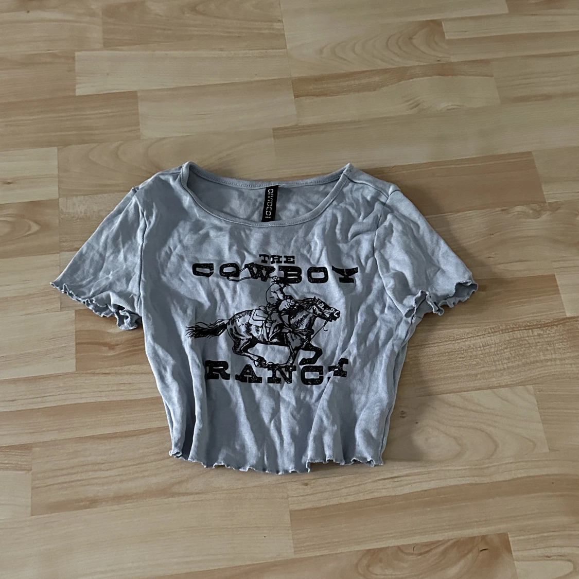 Blå crop top med svart tryck