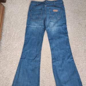 Säljer Mid waist flare jeans från wrangler då dom är lite stora, har inga defekter och är i bra skick🫶❤️ midjemått: 37 cm (rakt över) Innebenslängd: 81 cm  