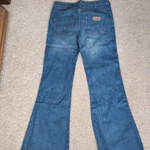 Jeans  - Säljer Mid waist flare jeans från wrangler då dom är lite stora, har inga defekter och är i bra skick🫶❤️ midjemått: 37 cm (rakt över) Innebenslängd: 81 cm  