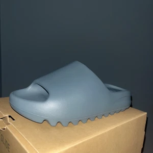 Yeezy slides - Tja säljer ett par yeezy slides i storlek 39 pga att dem var för små. Har aldrig använt dom utan dom är helt nya, skulle också gärna kunna byta till ett par i st 40,5 skriv för frågor eller mer bilder. 