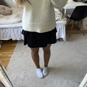 Volangkjol - Volangkjol från finstrimlat, kommer inte till användning men i fint skick