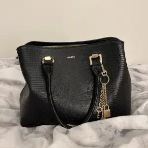 säljer en jätte fin svart handväska med guldiga detaljer. nypris 739!❤️❤️