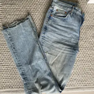 Jeans med slits från Gina Tricot i storlek 38