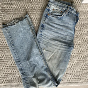 Jeans - Jeans med slits från Gina Tricot i storlek 38