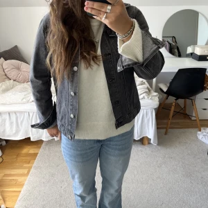 Jeansjacka - As snygg grå jeansjacka, knappt använd. Köpt för ca 600kr