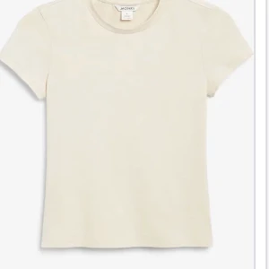 Crème vit set mjukis & t-shirt  - Jag kollade inte på storlek köpte snabbt. Det är samma färg men hittade inte bra bilder. Fina färger men de kostar dyrt en byxa för 200kr så jag sänker ner hela set ingår ❣️❣️båda tjejer och killar kan använda stilen.