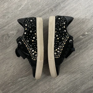 Zadig skor med nitar🖤 - Svarta skor med nitar och diamanter från Zadig & Voltaire. Köpta på NK för 4000kr. Använda få gånger så som nya⚡️