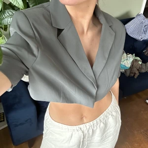 Blazer - Kort blazer topp som aldrig blivit använd. Köparen står för frakten🥰