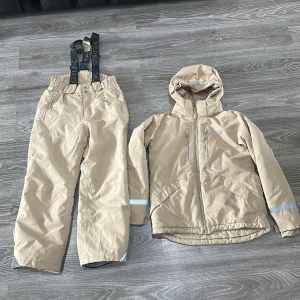 Vinter set barn - Jacka i storlek 150. Termobyxor i storlek 140. I mycket fint skick 